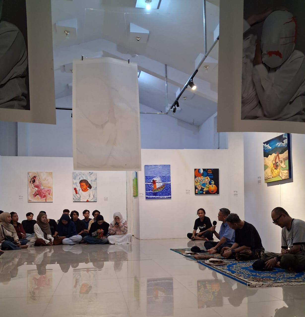 Mahkota Dalam Diam – Seni itu Kegembiraan, Seni Itu Kebahagian.  Ditimoli 2